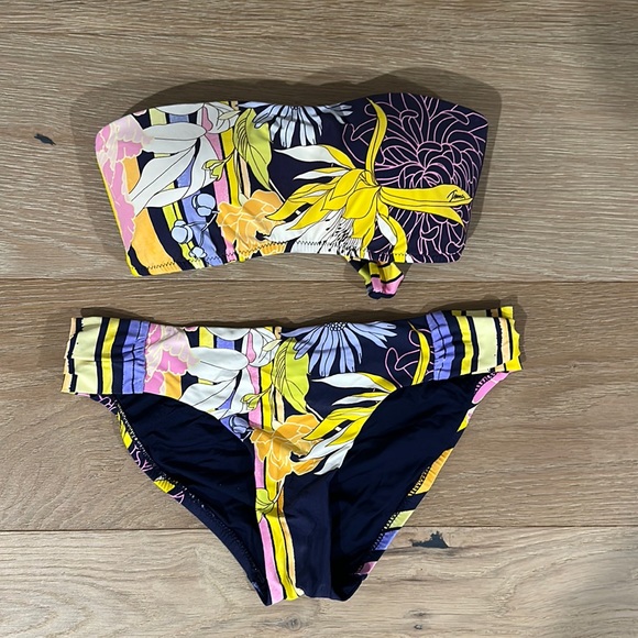 TRINA TURK Tapestry 6  2PC bikini set swimsuit bright colors bathing suit